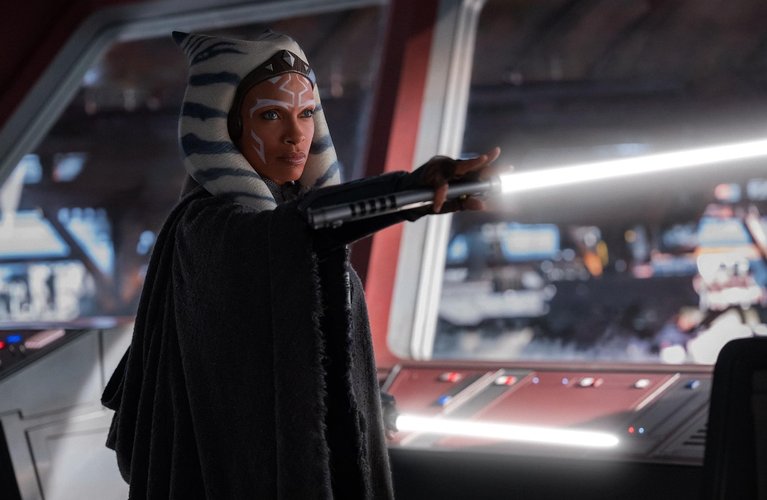 Rosario Dawson é Ahsoka, personagem central desse spinoff de 'The Mandalorian'