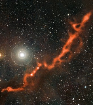 Imagem obtida pelo telescópio APEX, de parte da Nuvem Molecular de Taurus, que mostra um filamento sinuoso de poeira cósmica com mais de dez anos-luz de comprimento.