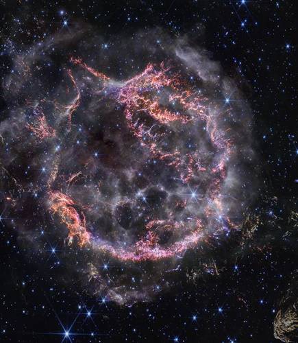 A remanescente de supernova Cassiopeia A (CAS A) se estende por aproximadamente 10 anos-luz de diâmetro; ela deve ter explodido há cerca de 340 anos.