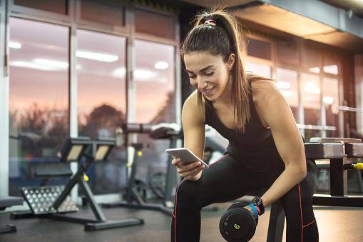 Celular e treino: uma combinação que deve ocorrer com cautela.