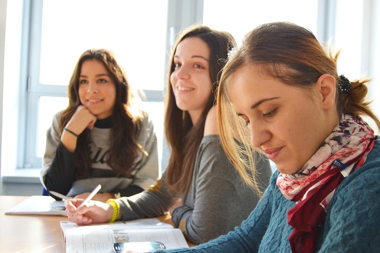 Fluência no inglês pode ser o diferencial do seu currículo.