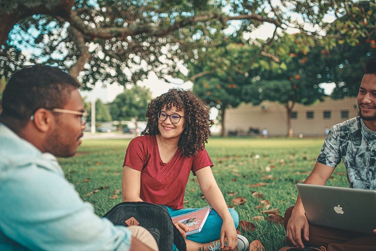 Cursos de conversação em inglês contribuem para a fluência.