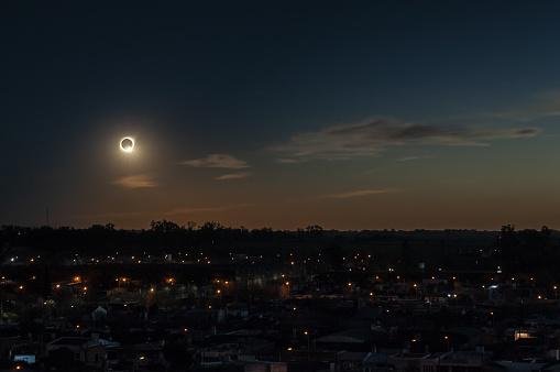 Eclipse solar obscurecendo os céus temporariamente.