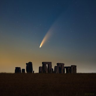 Cometa NEOWISE sobre Stonehenge.