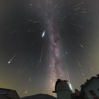 Chuva de meteoros Perseidas sobre o Observatório Kolonica.