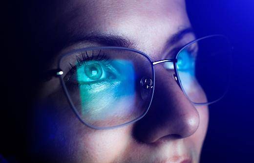 No fim, se trata mais de uma questão linguística do que da percepção dos seres humanos. Sempre enxergamos o azul, mas antigamente faltavam palavras para descrever a cor.