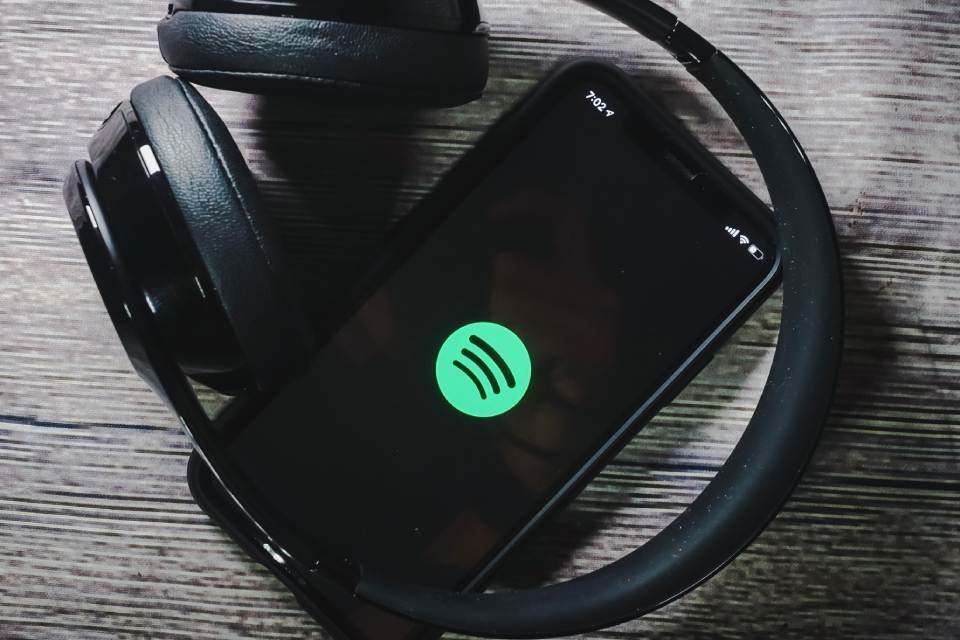 Spotify confirma testes de função que cria playlists usando IA