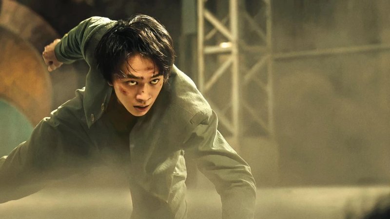 Takumi Kitamura interpreta o jovem Yusuke Urameshi em live-action de Yu Yu Hakusho. (Netflix/Reprodução)