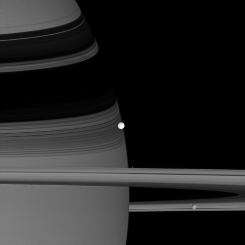 Imagem da Cassini mostra Encélado orbitando Saturno.