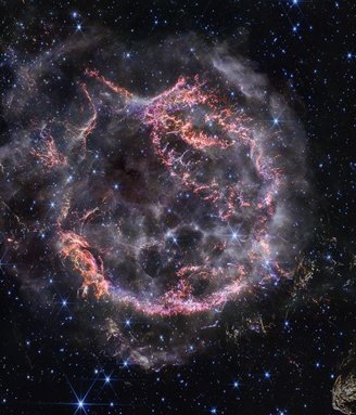 Durante as observações, os cientistas também detectaram uma grande bolha no canto inferior da imagem de Cassiopeia A, nomeada de Baby Cas A.