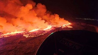 A Islândia é a casa de 33 sistemas vulcânicos ativos; além da lava, a nova erupção lançou colunas de fumaça de até 100 metros.