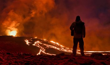 Após 500 terremotos em um dia, vulcão na Islândia entra em erupção