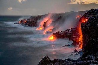 Lava de vulcão em contato com o oceano.