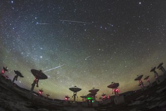 Chuva de meteoros Quadrântidas sobre o céu da China.