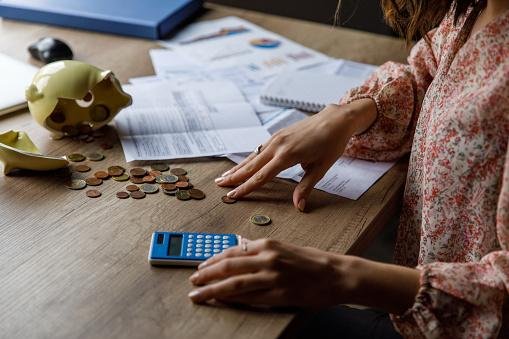 É preciso ficar atento à supostas dívidas e descontos para o pagamento delas