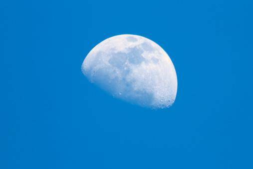 Quanto mais longe do Sol, mais fácil será de observar a Lua durante o dia.