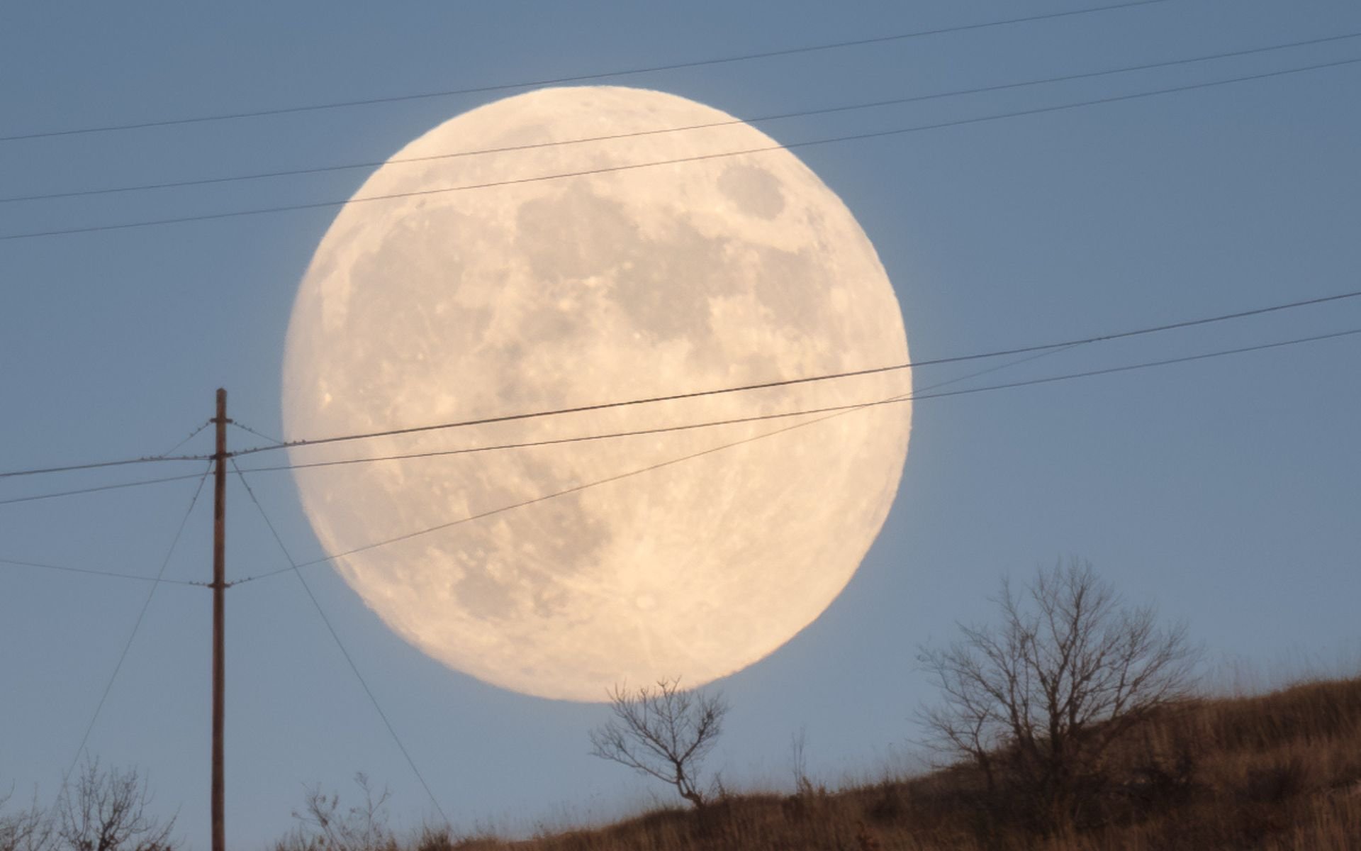Why can we see the moon during the day?  Science responds!