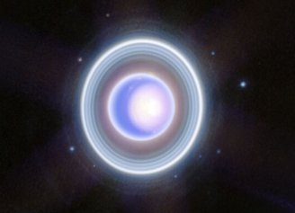 Diferentemente de Saturno, os anéis de Urano estão na posição vertical e, por isso, proporcionando uma aparência oval.
