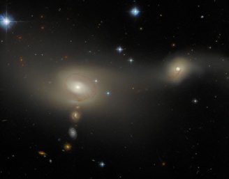 O sistema de galáxias Arp-Madore 2105-332 está localizado a aproximadamente 200 milhões de anos-luz de distância da Terra, na constelação Microscopium.