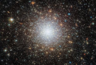 O aglomerado globular NGC 2210 está localizado a aproximadamente 157 mil anos-luz de distância da Terra.