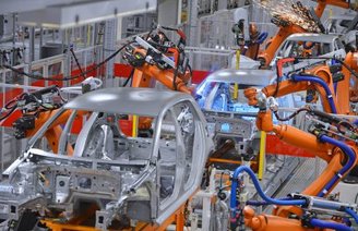 O incidente com o robô na fábrica da Tesla ocorreu em 2021.