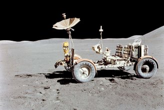 I rover lunari erano pieghevoli, elettrici e potevano raggiungere velocità fino a 13 km/h sulla superficie lunare.