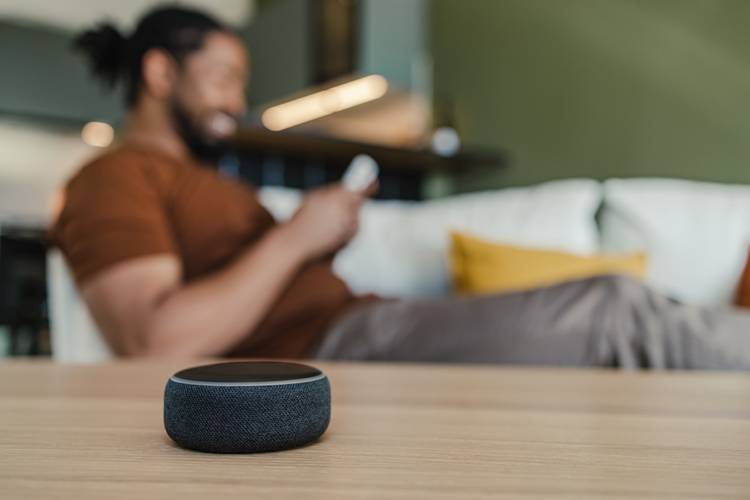 homem com assistente virtual