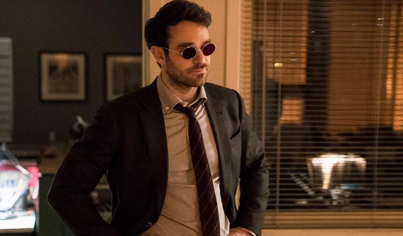 Charlie Cox como o advogado Matt Murdock, identidade secreta do Demolidor.