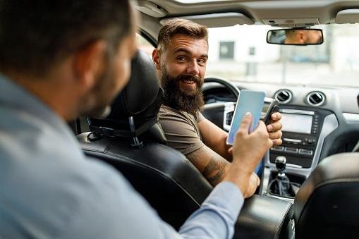 A negociação entre motorista e passageiro acontece pelo app, antes de iniciar a corrida.