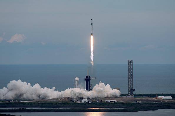 Parte do motivo do adiamento também é devido ao foguete Starship da Space X, que será utilizado para enviar os astronautas para a Lua. Em ambos os testes, o foguete explodiu.