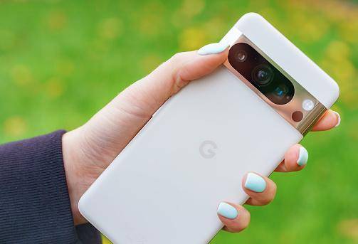 Um smartphone da família Pixel.