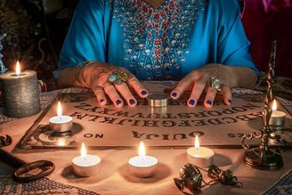 Seu tabuleiro ouija já pode ser aposentado e substituído por uma versão virtual mais elegante.