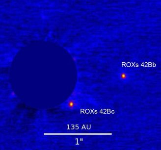 A imagem apresenta o exoplaneta ROXs 42Bb, que tem mais de nove vezes a massa de Júpiter.