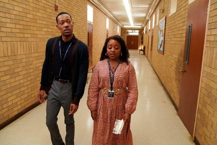 Tyler James Williams e Quinta Brunson em Abott Elementary. 