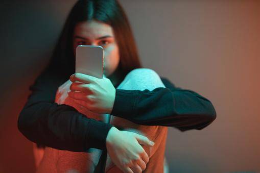 Comunidades virtuais com sugestões de automutilação agora são crimes hediondos no Brasil.