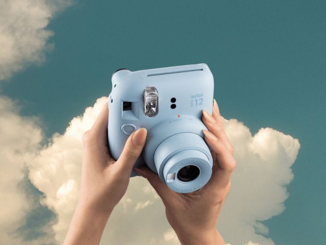 O tamanho compacto da Instax Mini 12 a torna ideal para viagens e eventos.