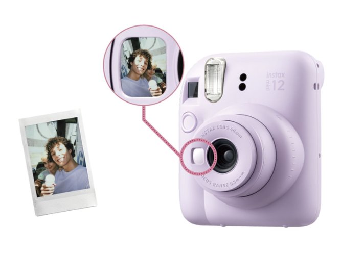 O modelo Instax Mini 12 cativa com sua operação intuitiva e fotos no estilo retrô.