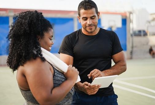 Procure um profissional para te ajudar a fazer o treino em casa.