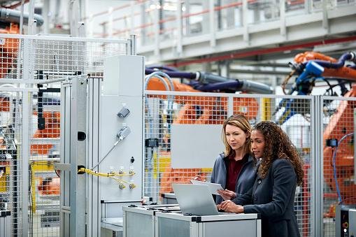 Humanos serão complementados e não trocados por IAs em empregos, segundo o estudo.