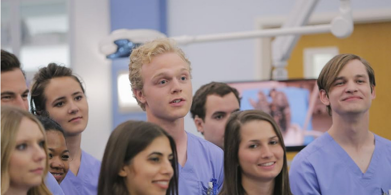 Joe Adler como Isaac Cross.