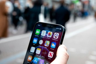 Entre os modelos de celulares, o iPhone apresentou as melhores médias de velocidade de internet móvel.