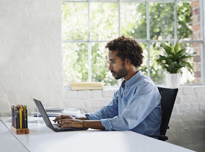 Homem sentado em frente a pc