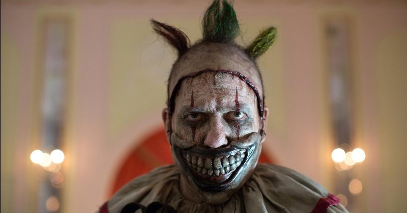 John Carroll Lynch como Twisty. (Fonte: IMDb/Reprodução)