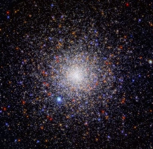 A imagem apresenta o aglomerado de estrelas NGC 1851.