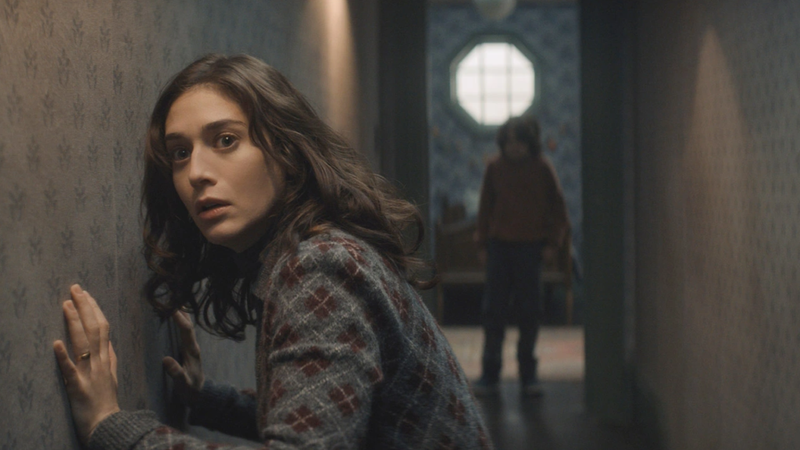 Lizzy Caplan no filme de terror Toc Toc Toc - Ecos do Além