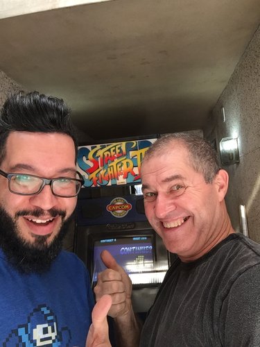 Fábio à esquerda feliz com sua Big Blue da Capcom