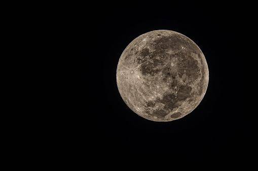 Uma quasi-lua possui algumas características semelhantes às de um satélite natural, mas não são objetos idênticos.