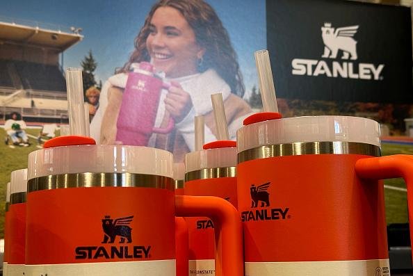 Copos Stanley contam com material de aço inoxidável para ajudar a preservar as bebidas por mais tempo.