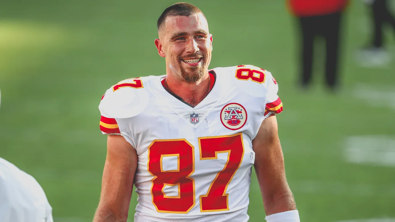 Travis Kelce, tight end do Chiefs e namorado de Taylor Swift, é um dos destaques do jogo