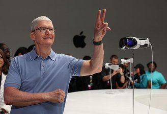 Tim Cook, CEO da Apple, ao lado de um Vision Pro (Imagem: Getty Images)